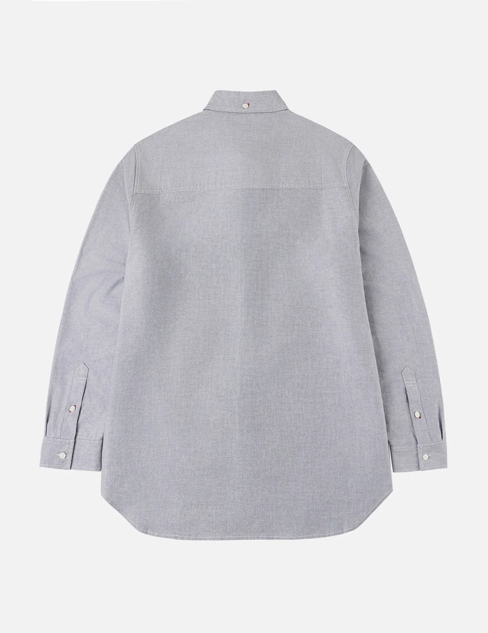 Grå EVISU Oxford skjorte med sort mågeskriftsprint, langærmet og klassisk design, vises i billedet.