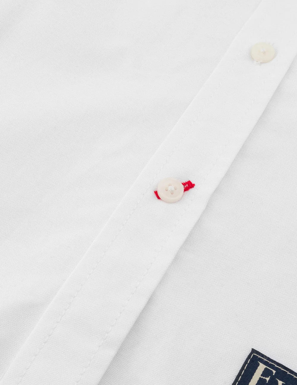 Hvid EVISU oxford skjorte med sort mågeskyggeprint, lange ærmer og klassisk krave, stilfuld og casual til hverdag.