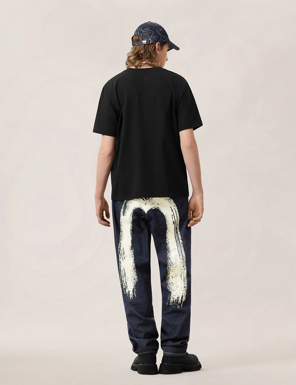 EVISU håndbørste-trykte denim jeans i vaskedindigo, slidstærkt bomuldsstof med unikt design.