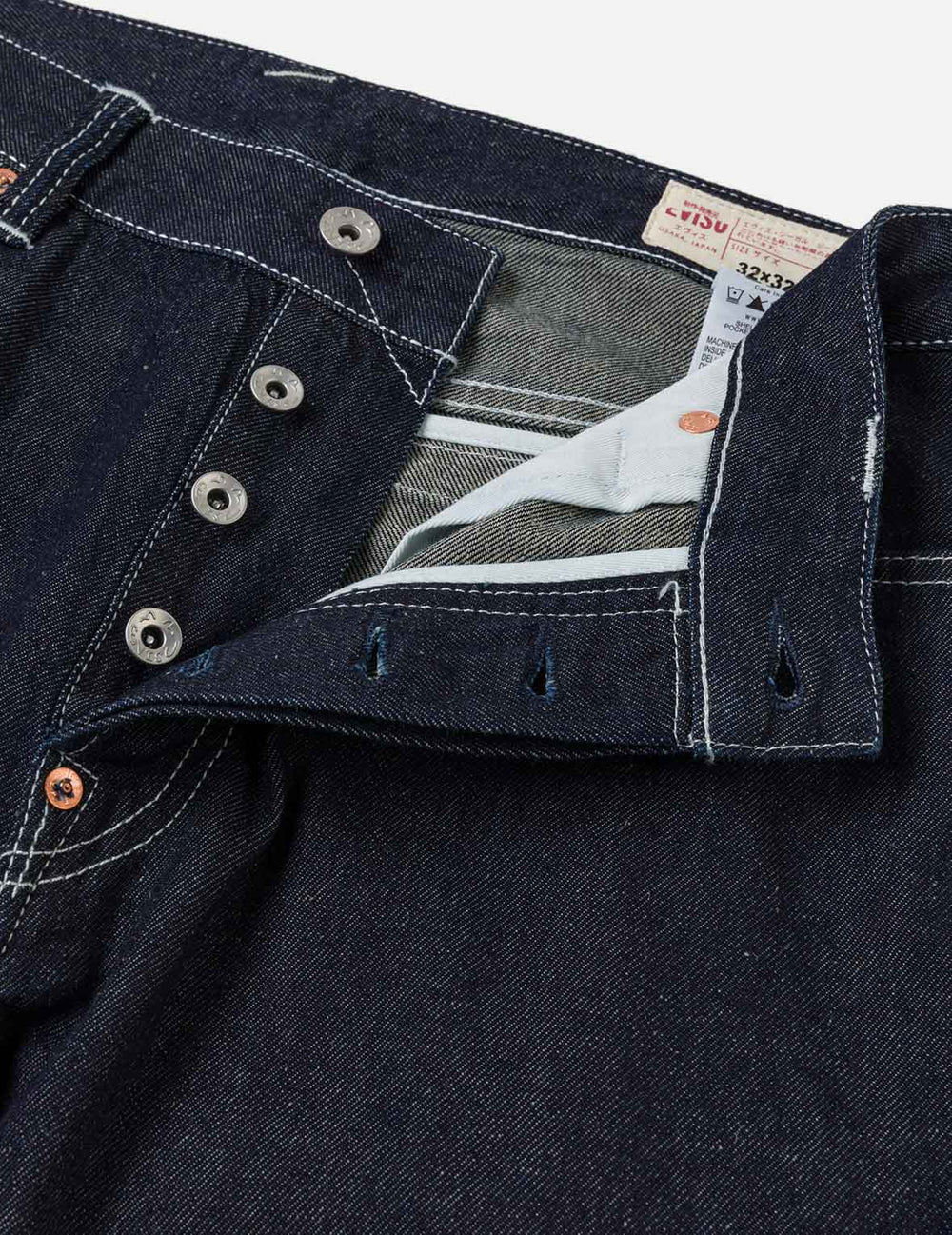 EVISU jeans med håndtrykt Daicock print i vaskede indigo farver, lys blå denim med klassisk pasform og synlige syninger.
