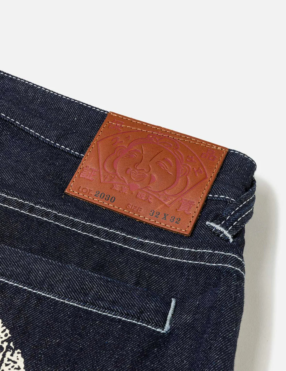 Evisu jeans med håndtrykt Daicock print i rinset indigo, klassisk slim fit denim med detaljrig design og synlige syninger.