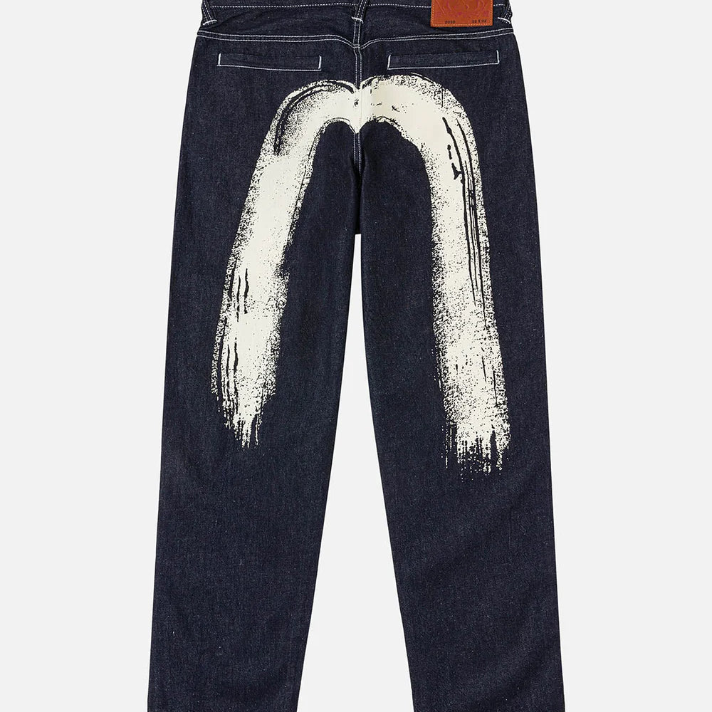 EVISU jeans med håndtrykt Daicock print i vaskede indigo-farver, vises med detaljeret stofstruktur og klassisk pasform.