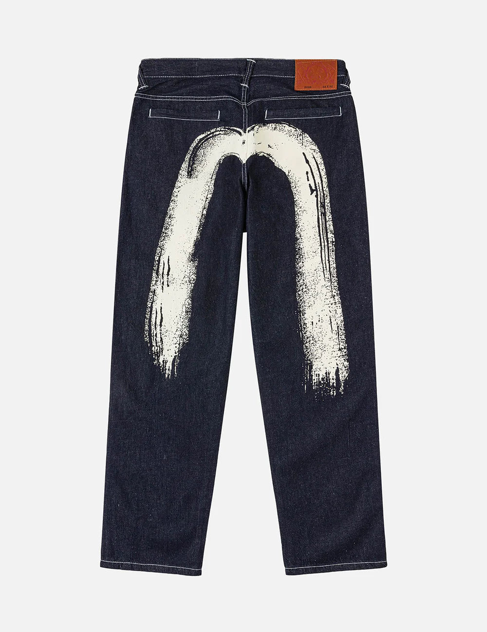 EVISU jeans med håndtrykt Daicock print i vaskede indigo-farver, vises med detaljeret stofstruktur og klassisk pasform.