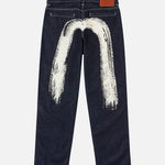 EVISU jeans med håndtrykt Daicock print i vaskede indigo-farver, vises med detaljeret stofstruktur og klassisk pasform.