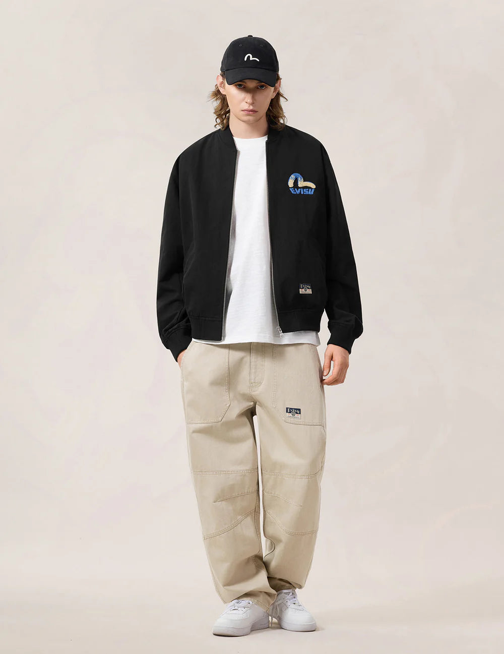 Sort EVISU bomberjakke med Daicock print, blød og stilfuld jakke med unikt design og logo.
