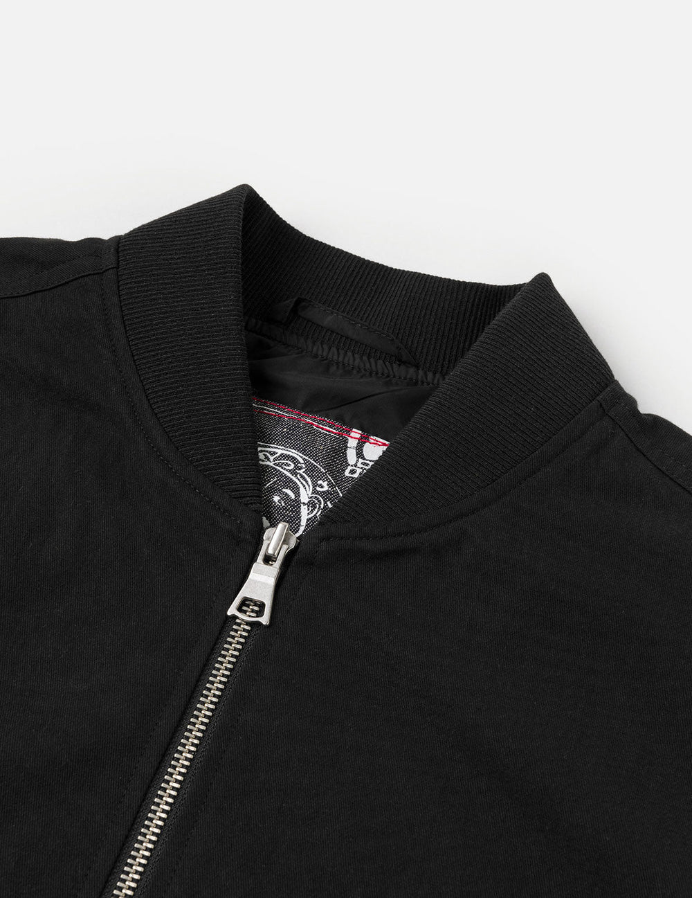 Sort EVISU bomberjakke med daicock-print, let polstret design og afslappet pasform, perfekt til udendørs brug.