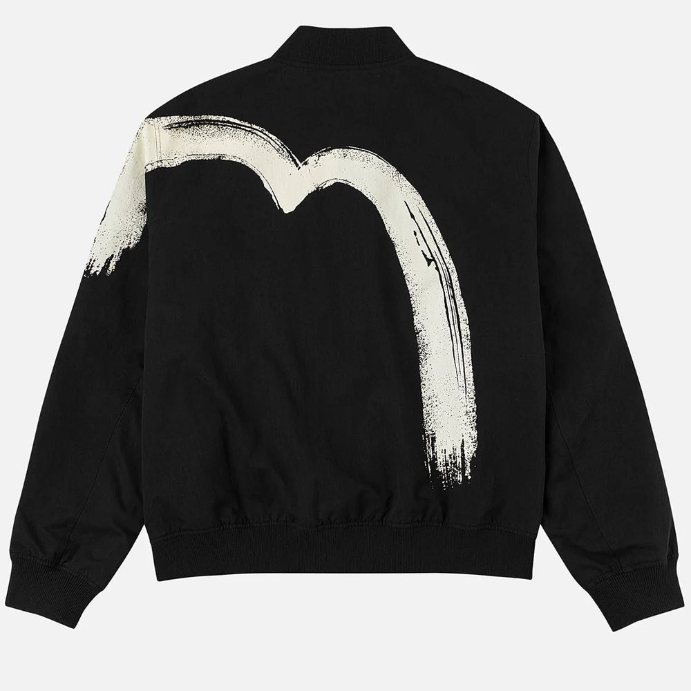 Sort EVISU-bomberjakke med Daicock-print, viser jakken med logo og detaljer i sort med tryk på forsiden og ærmerne.