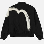 Sort EVISU-bomberjakke med Daicock-print, viser jakken med logo og detaljer i sort med tryk på forsiden og ærmerne.