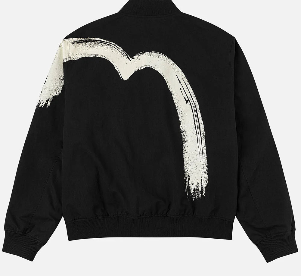 Sort EVISU-bomberjakke med Daicock-print, viser jakken med logo og detaljer i sort med tryk på forsiden og ærmerne.