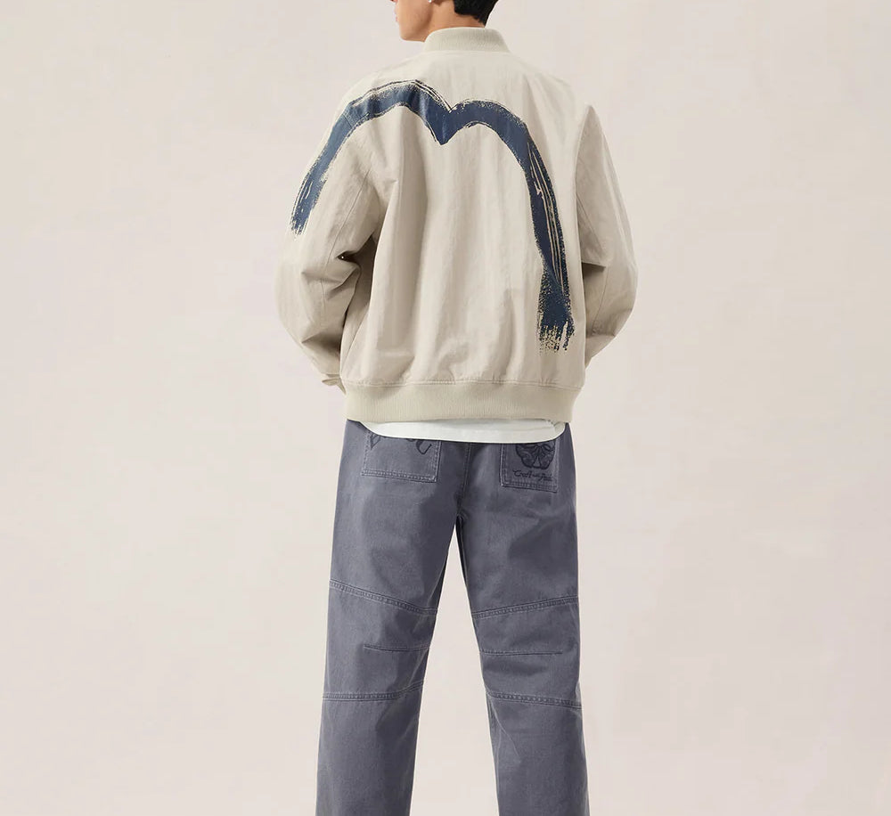 EVISU bomberjakke i grå med Daicock-print, slidstærkt stof og klassisk design, perfekt til stilfuld lagdeling.