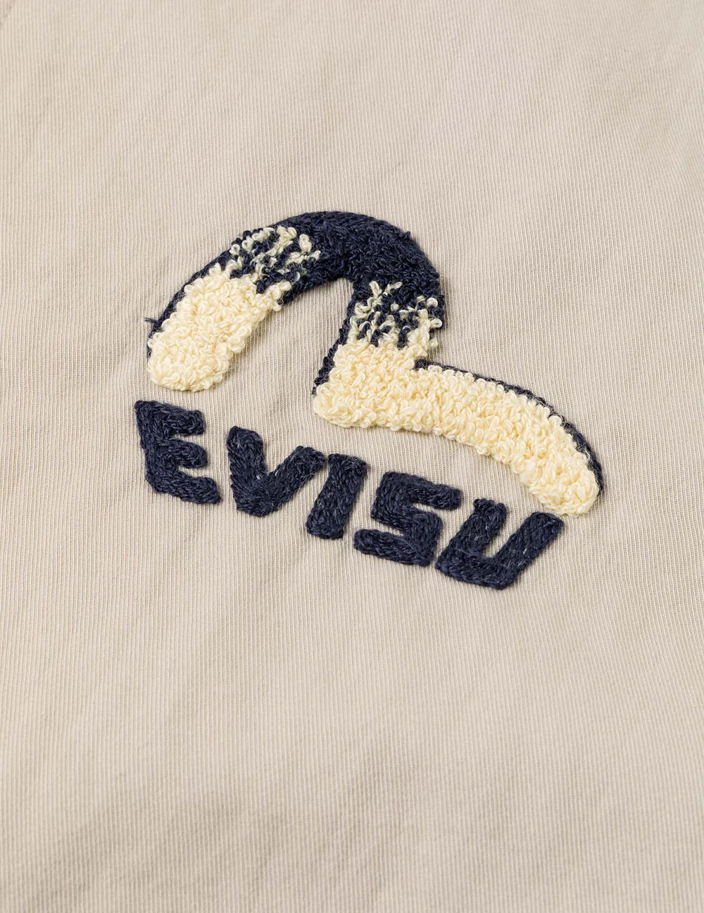 Grå EVISU-bomberjakke med Daicock-print, let og stilfuld jakke til moderne udseende, vist med åbent design og detaljer.