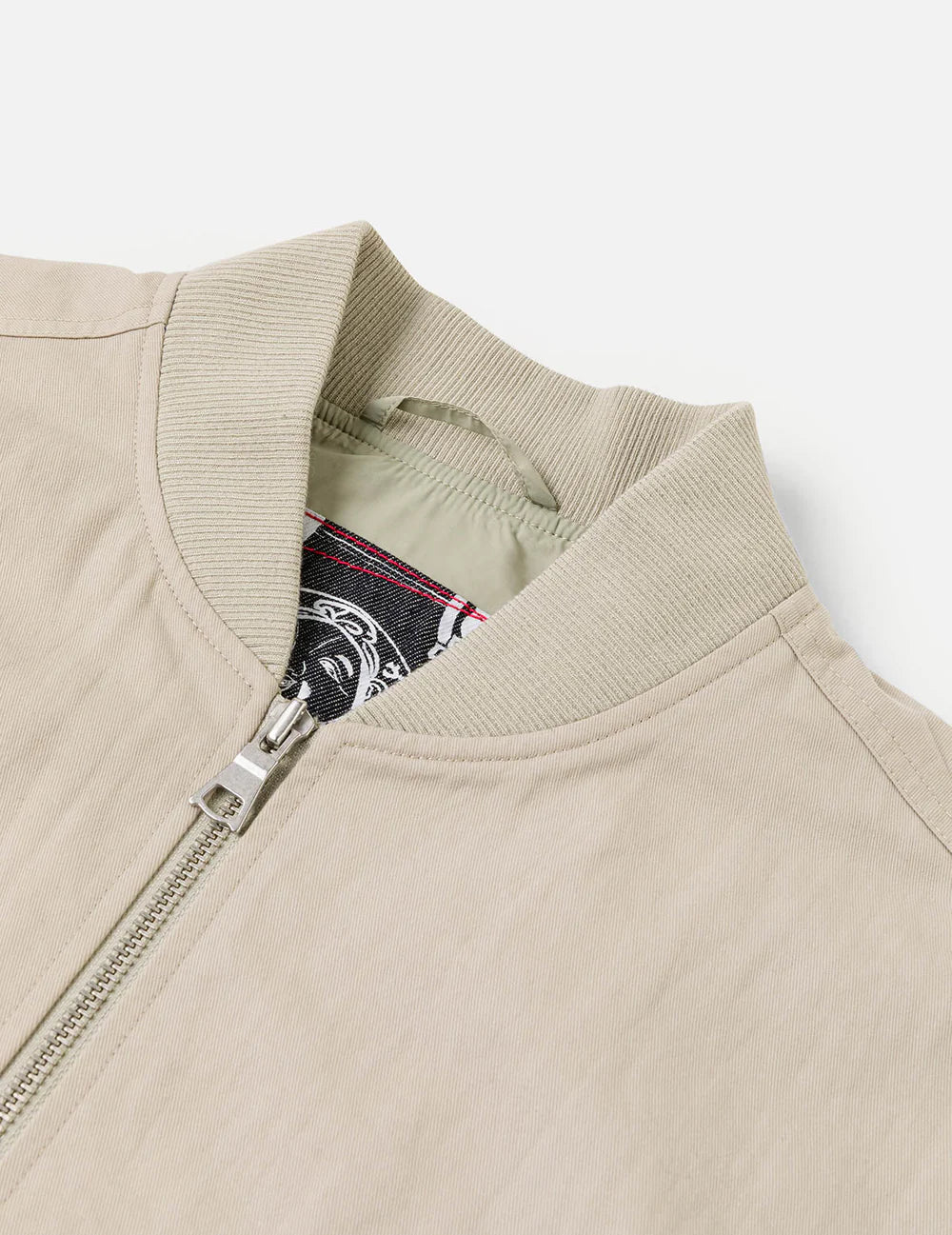 EVISU bomberjakke i grå med Daicock-print, blødt stof og moderne design, vises med detaljeret mønster og pasform.