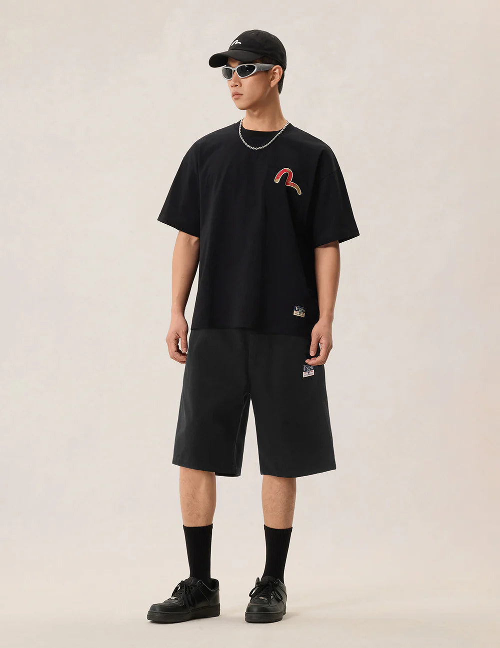 Sort EVISU shorts med sejlskibsprint i vævet materiale, afslappet stil og komfortabel pasform.