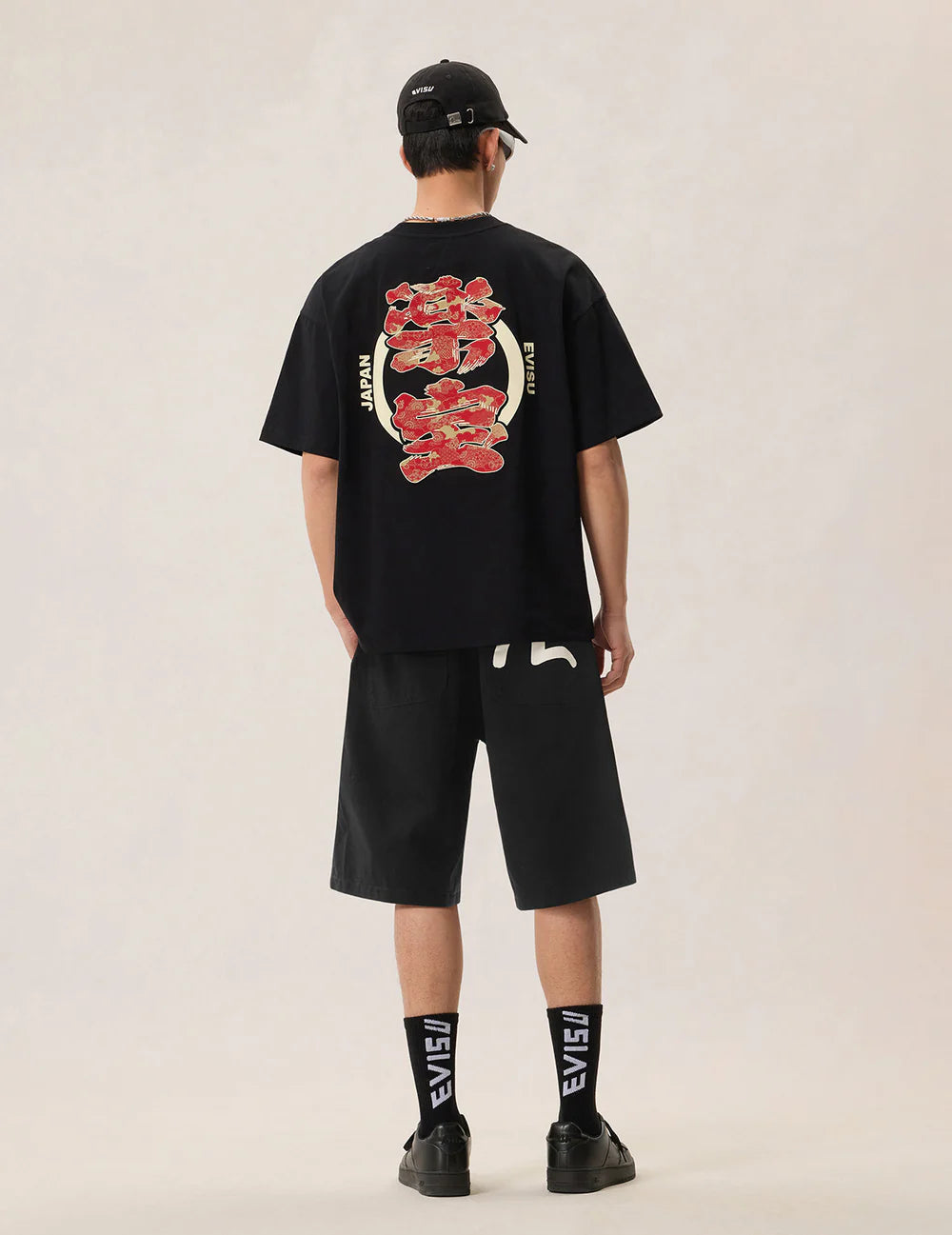 Sort EVISU shorts med sejlægsprint, vævet design og afslappet pasform, perfekt til sommer.