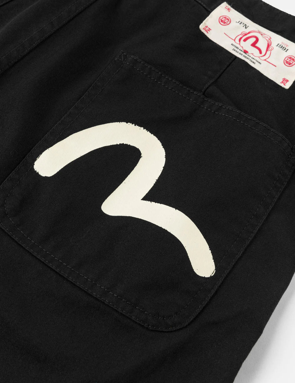 EVISU sorte woven shorts med seagull-print, afslappet stil, vises med lommer og justerbar talje.