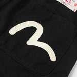 EVISU sorte woven shorts med seagull-print, afslappet stil, vises med lommer og justerbar talje.