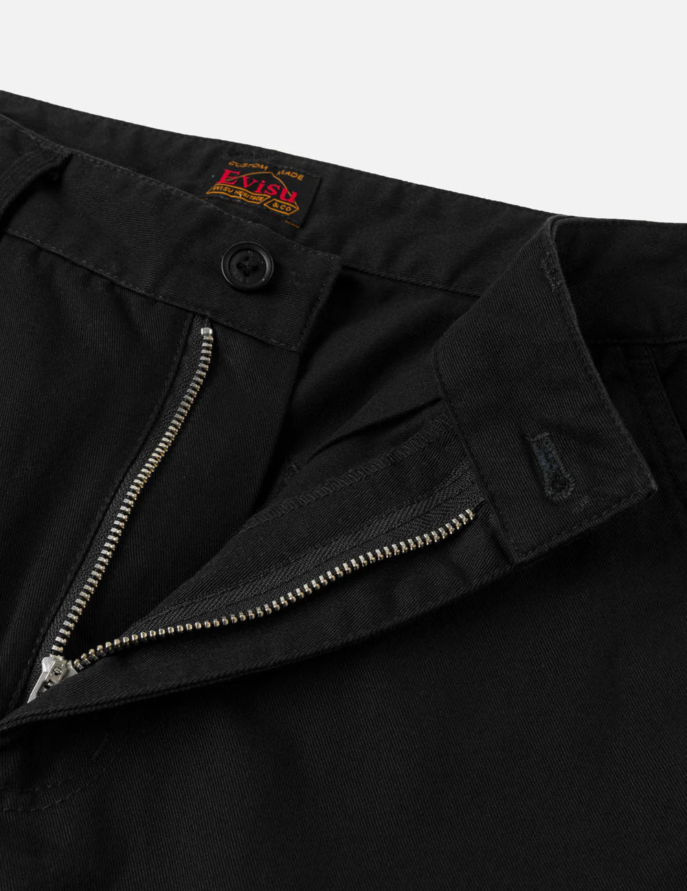 EVISU sorte vævede shorts med sejlermønster, afslappet pasform og synlige syningsdetaljer, perfekt til sommerbrug.