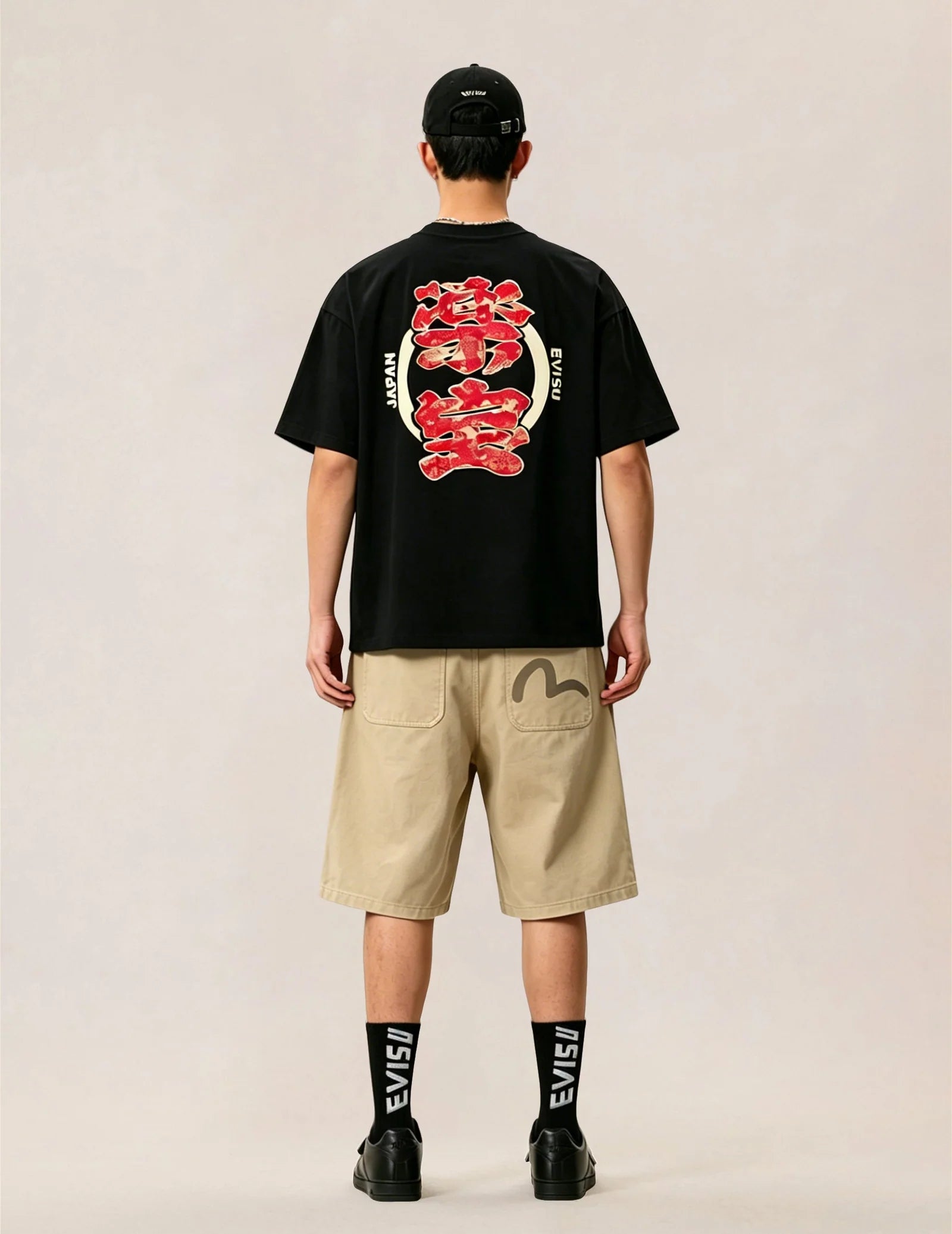 Beige EVISU shorts med sejlskibprint, vævet materiale og afslappet pasform, perfekt til sommerbrug.