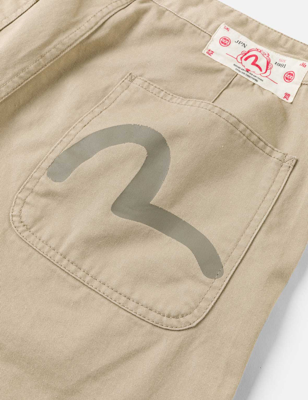 Beige EVISU shorts med fuglemønster vævet design, afslappet stil og komfortabel pasform.