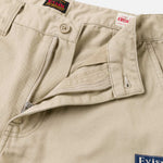Beige EVISU shorts med sejlgullsprint, vævet stof og afslappet pasform, ideelle til sommer- eller casual brug.