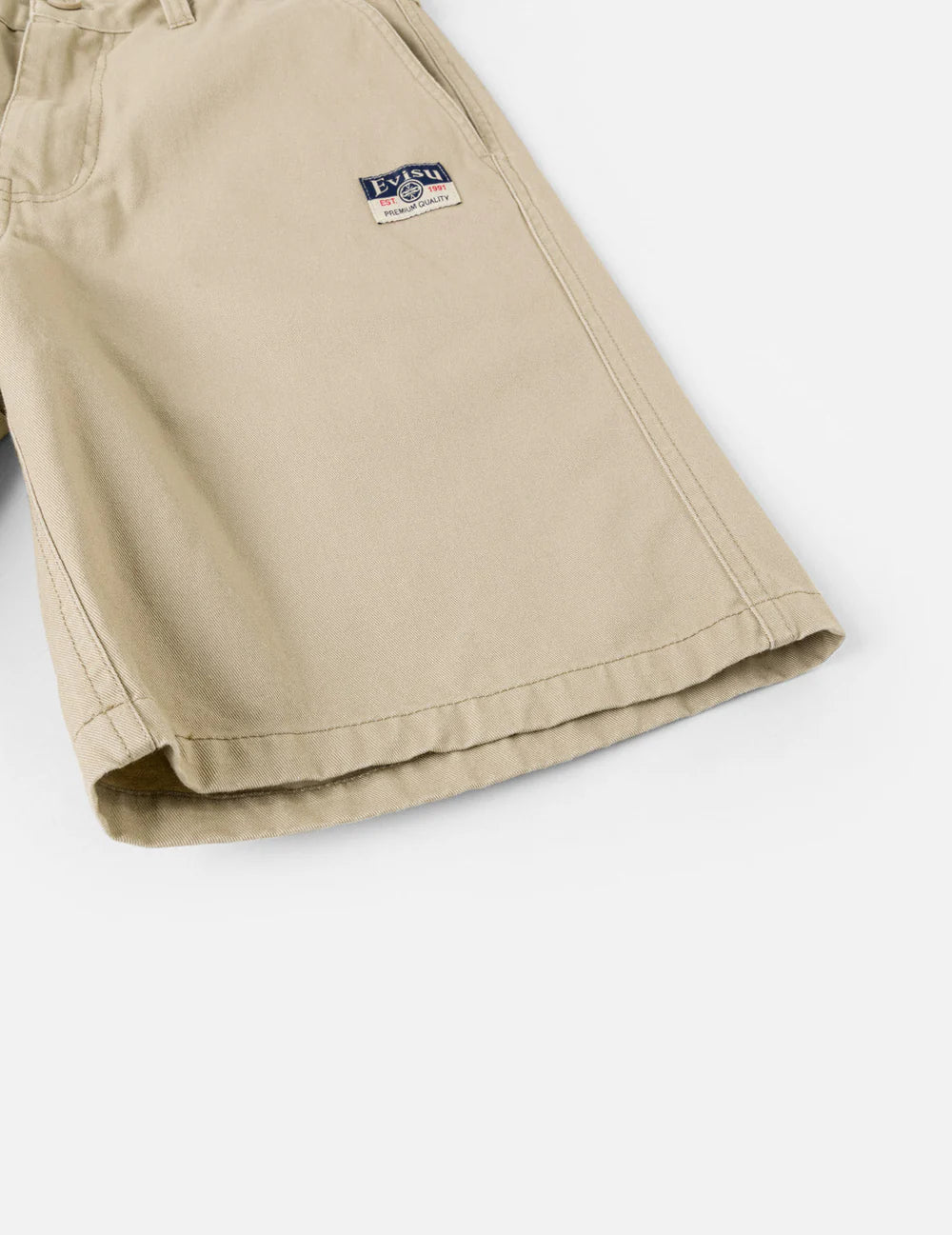 Beige EVISU shorts med sejlermønster, vævet materiale og afslappet pasform, vises i billedet.