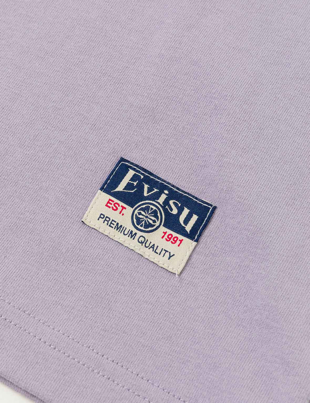 EVISU T-shirt med seagull print i dusty purple, kortærmet casual bomuldstop med logo-tekst og grafisk design.