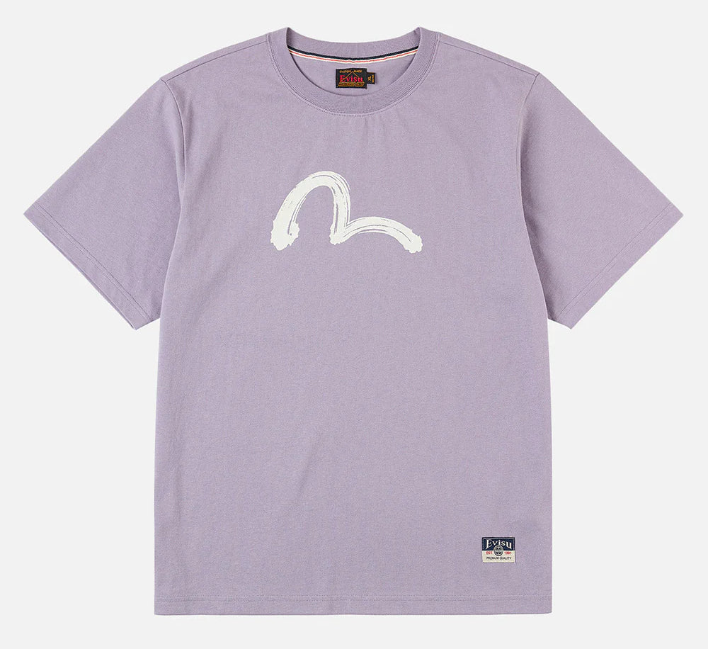 EVISU T-shirt med håndbørstet sejlskibsprint i dusty purple, afslappet herretøj med grafisk design.