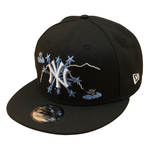 Sort og lyseblå New Era 9FIFTY snapback cap med New York Yankees 1962 World Series logo, detaljeret og stilfuld.