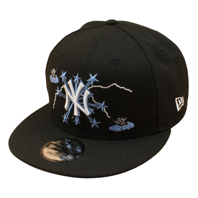 Sort og lyseblå New Era 9FIFTY snapback cap med New York Yankees 1962 World Series logo, detaljeret og stilfuld.
