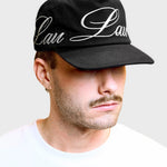Lau Lau baseballkasket i sort med loop-design, afslappet stil, lavet af blødt materiale, vist fra siden.