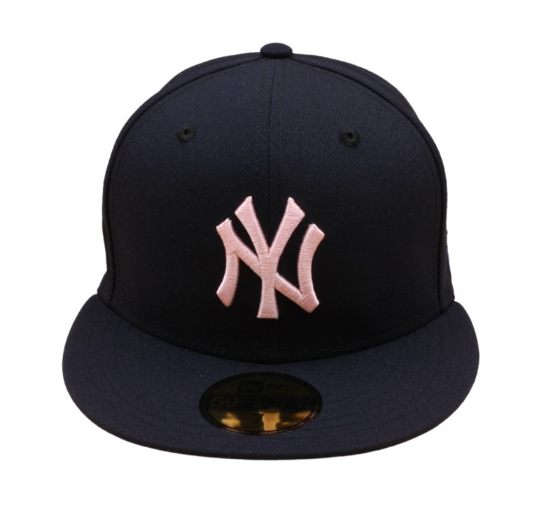 New Era 59FIFTY fitted baseballkappe med Yankees logo, navy og pink farver, 1999 World Series design, UV-beskyttelse.