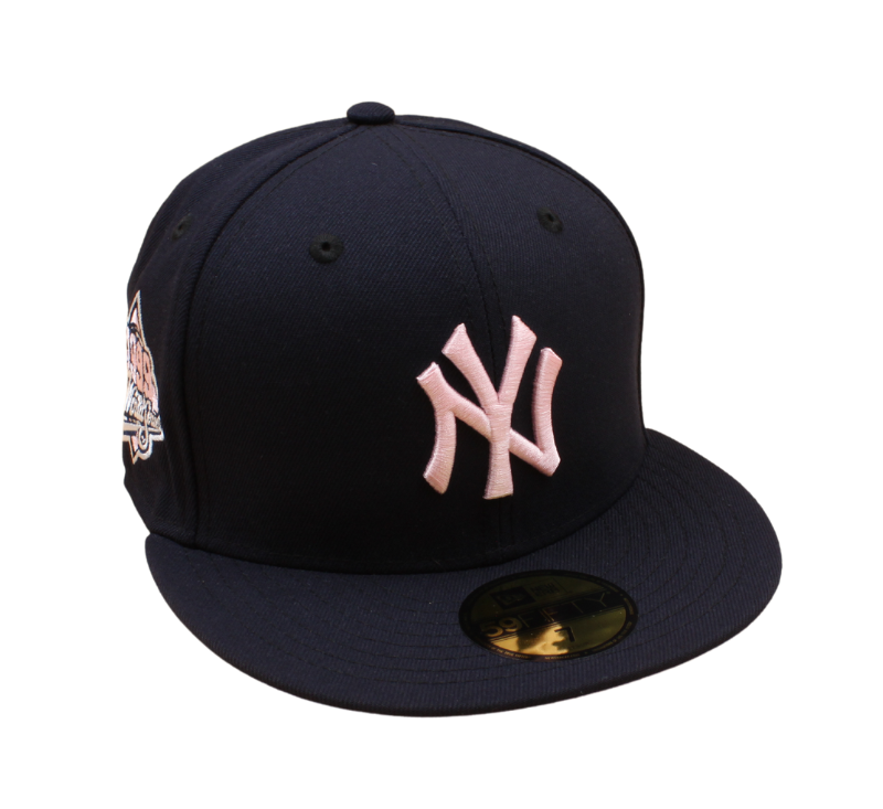 New Era 59FIFTY fitted cap med Yankees logo, navy og pink farver, 1999 World Series design, UV beskyttelse.