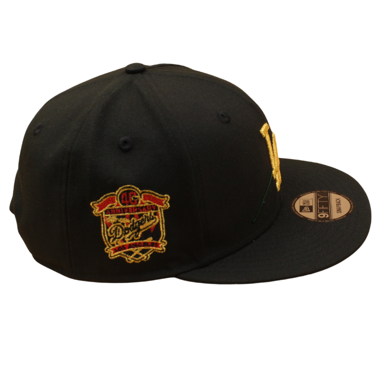 Sort cap fra New Era 9FIFTY Snapback med Los Angeles Dodgers 40 års rose-embossing, klassisk design og justerbar rem.