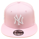 New Era 9FIFTY snapback cap med pink og grå farver, NY Yankees logo og 1999 World Series design.