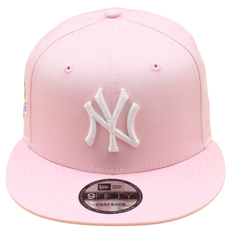 New Era 9FIFTY snapback cap med pink og grå farver, NY Yankees logo og 1999 World Series design.