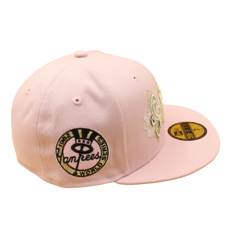 New Era 59FIFTY New York Yankees cap med rosa paisley mønster, tilbehør og justerbar skygge.