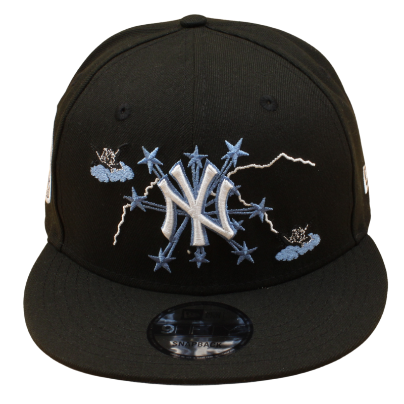 Sort og lyseblå New Era 9FIFTY snapback-hat med Yankees- og 1962 World Series-embossing, vises i et billede.