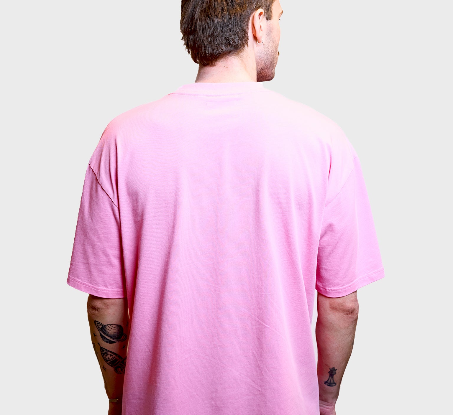 Lau Lau Biggie Tee SS i lyserødt, kortærmet T-shirt med stor logo foran, afslappet pasform og blød bomuldskvalitet.