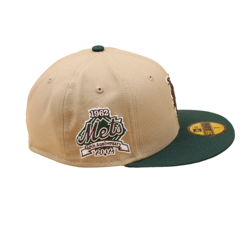 New Era New York Mets Cooperstown 59Fifty cap i kamel og mørkegrøn med 40 års jubilæumsstempel, naturlig visning.