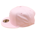 New Era 9FIFTY snapback cap med pink og grå farver, Yankees logo og 1999 World Series grafik.