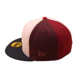 New Era 59FIFTY New York Yankees World Series 1999 cap i chrome, maroon og pink farver, med logo foran og flad form