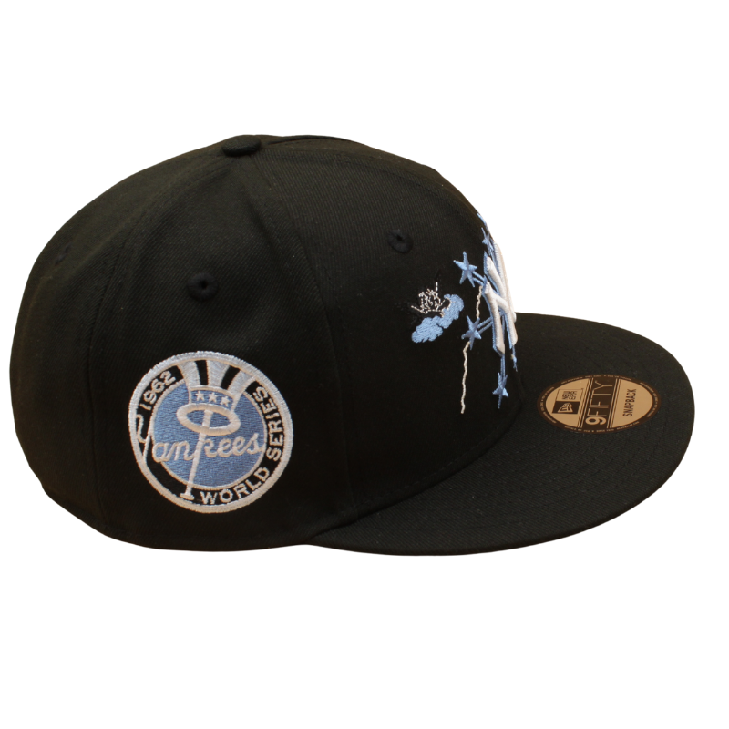 Sort og lyseblå New Era 9FIFTY snapback cap med Yankees 1962 World Series logo, vises foran.