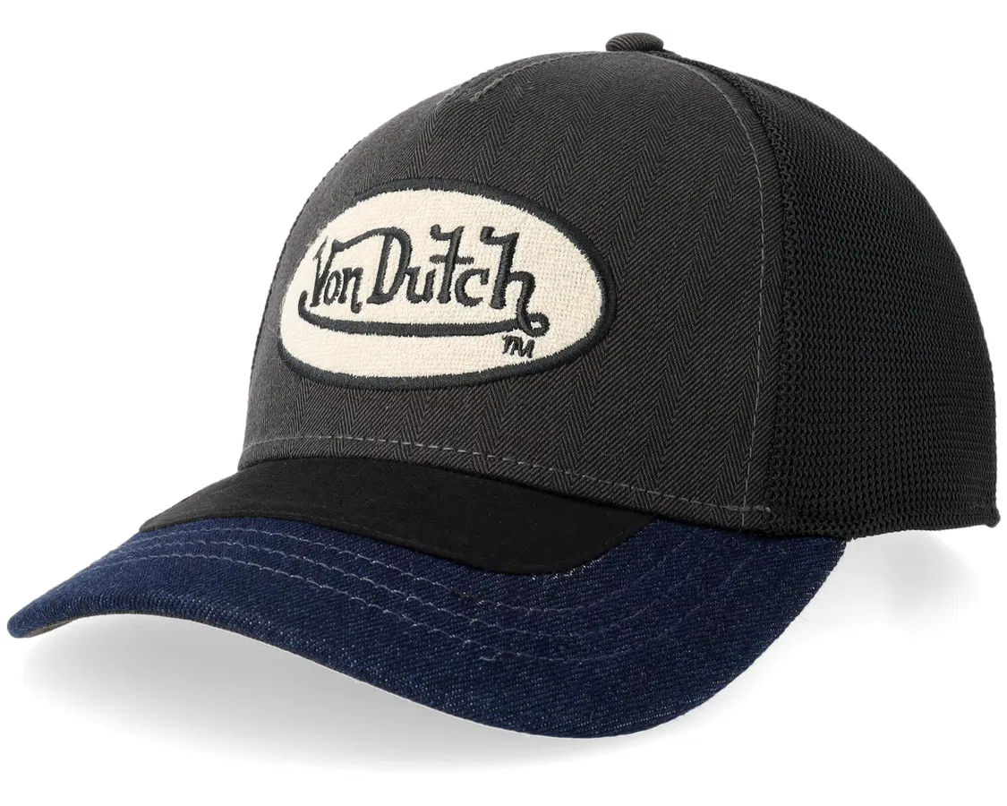 Von Dutch trucker cap med oval patch og skjolddesign i grå, sort og navy, vises med justerbar rem foran og mesh bag.