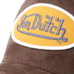 Von Dutch trucker kasket med oval patch i ruskind, brun farve, justerbart design, moderne modeaccessory.