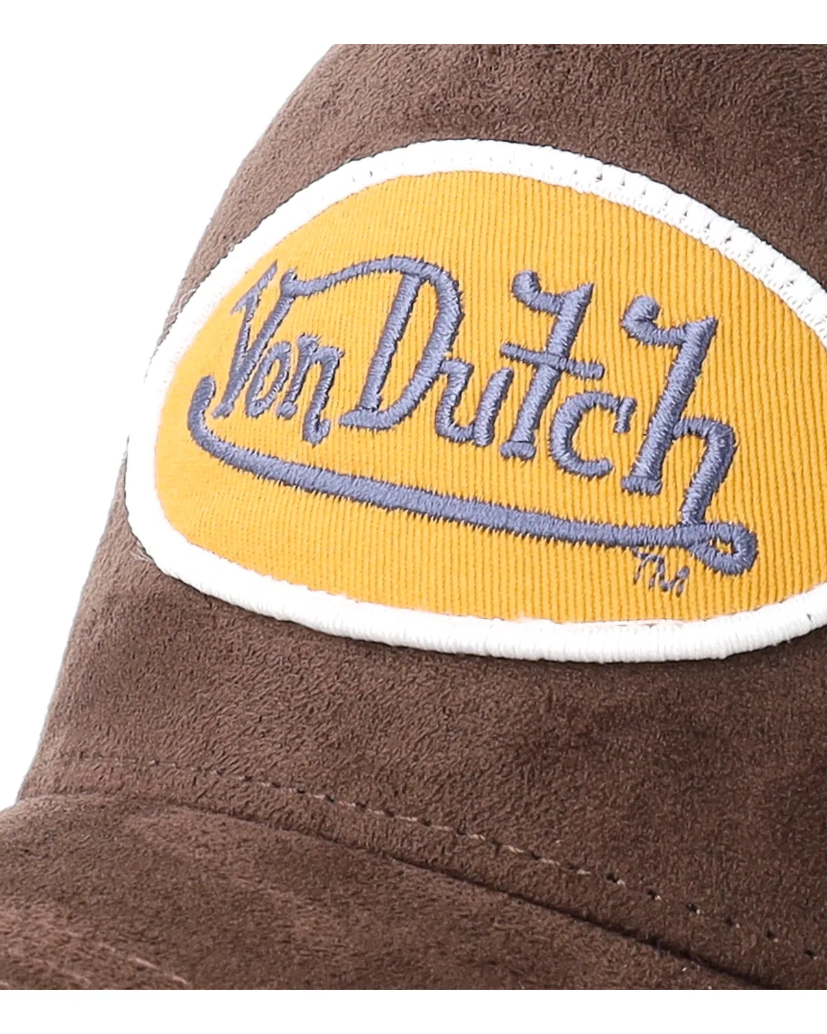 Von Dutch trucker kasket med oval patch i ruskind, brun farve, justerbart design, moderne modeaccessory.