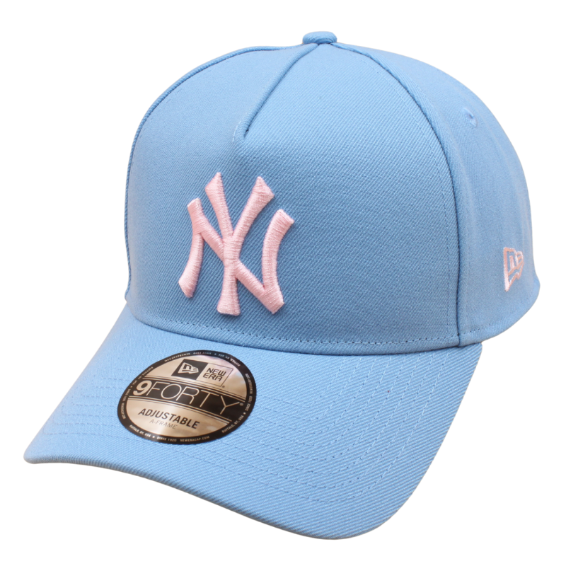 New Era 9FORTY A-Frame kasket med New York Yankees logo i lyseblå farve, justerbar cap med flad skygge.