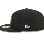 New Era 59FIFTY fitted cap med Boston Red Sox logo i sort, med AST 1999 design, set fra siden.
