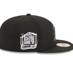 Sort New Era 59FIFTY Fitted Cap med Boston Red Sox logo og AST 1999, vises fra højre side.