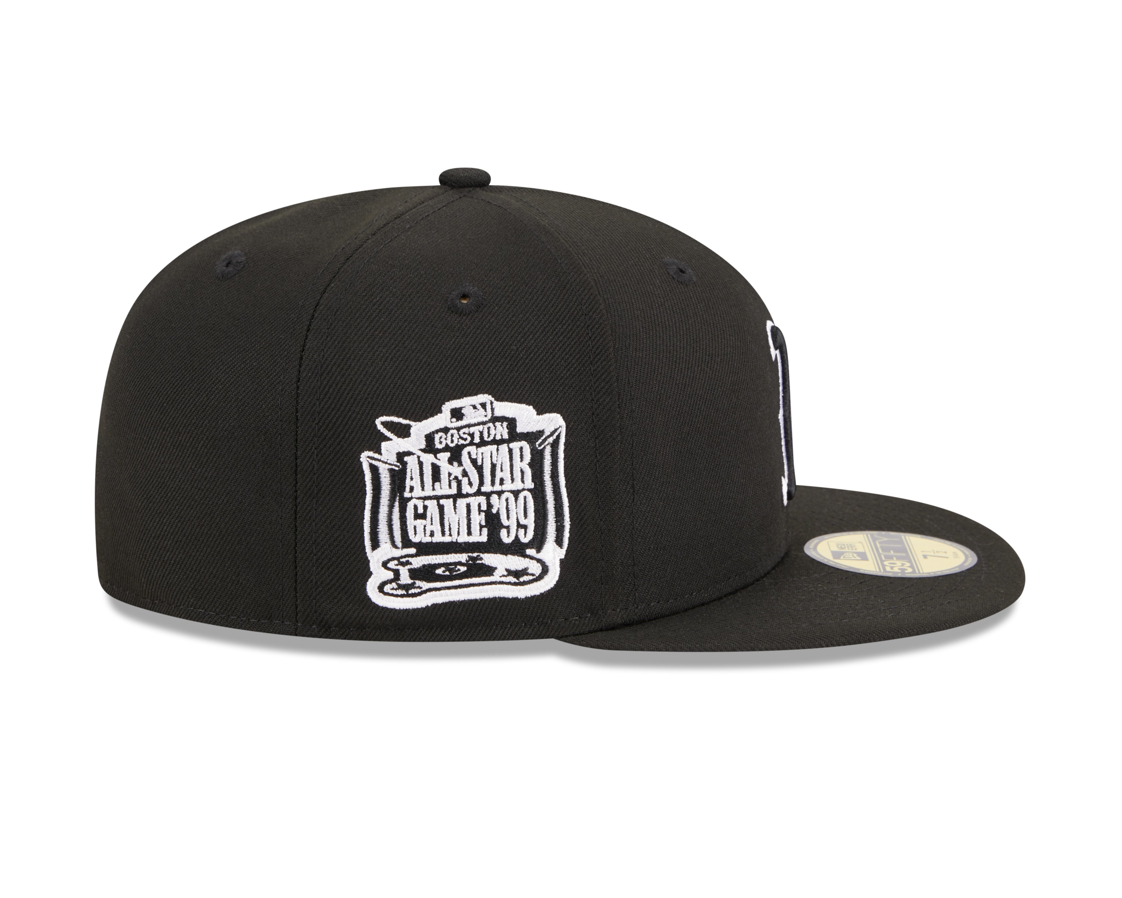 Sort New Era 59FIFTY Fitted Cap med Boston Red Sox logo og AST 1999, vises fra højre side.