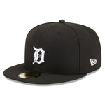 Sort New Era 59FIFTY Fitted Cap med Detroit Tigers logo og AST 2005 design, synlig på billedet.